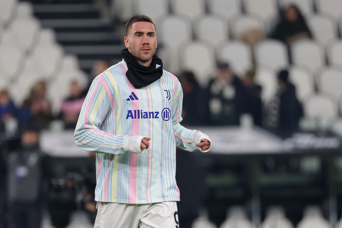 Dusan Vlahovic of Juventus warms up prior to the Serie A match against Cagliari