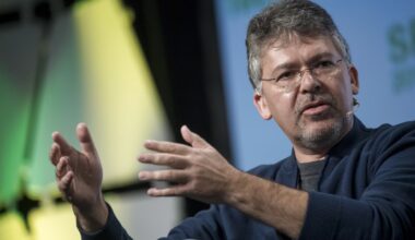 Apple AI chief stepping down, company says