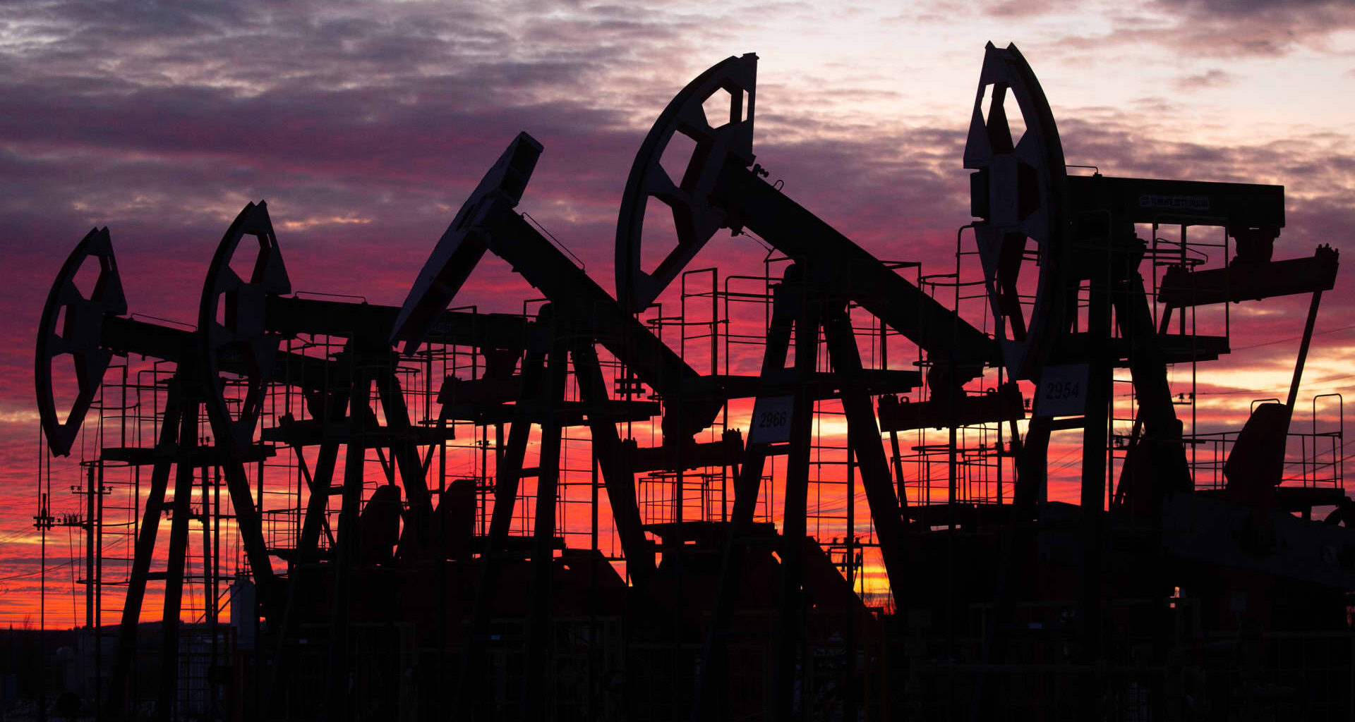 Oil rises on geopolitical risks to supply