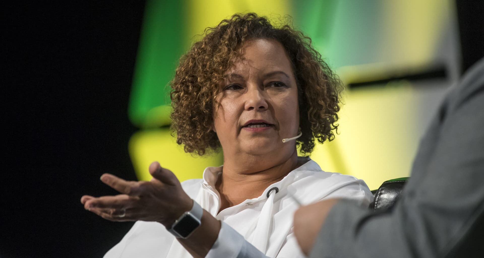 Apple announces departure of Lisa Jackson and Kate Adams
