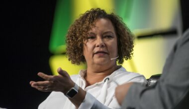 Apple announces departure of Lisa Jackson and Kate Adams