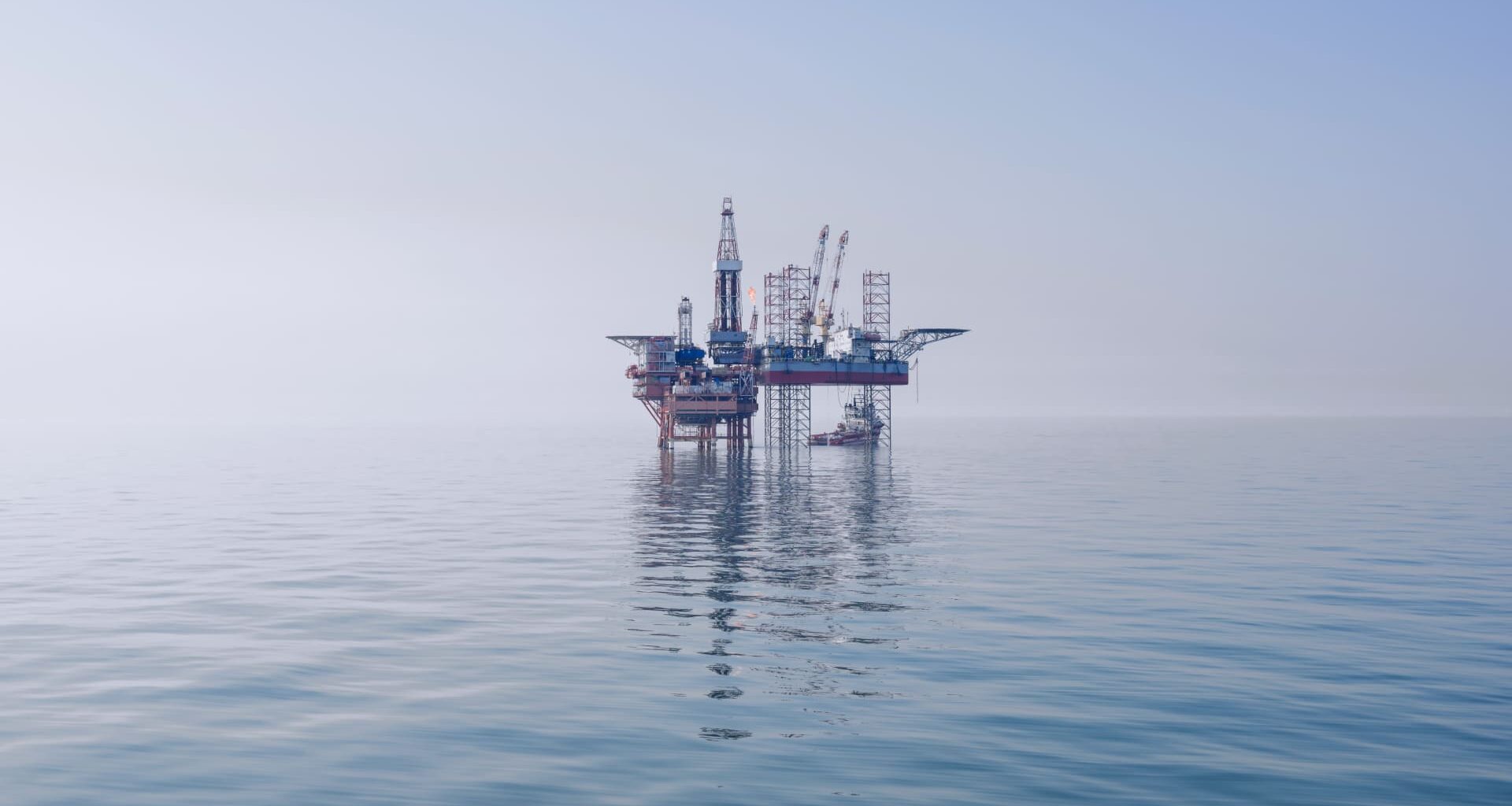 Oil steadies, Ukraine peace talks and U.S. rate decision in spotlight