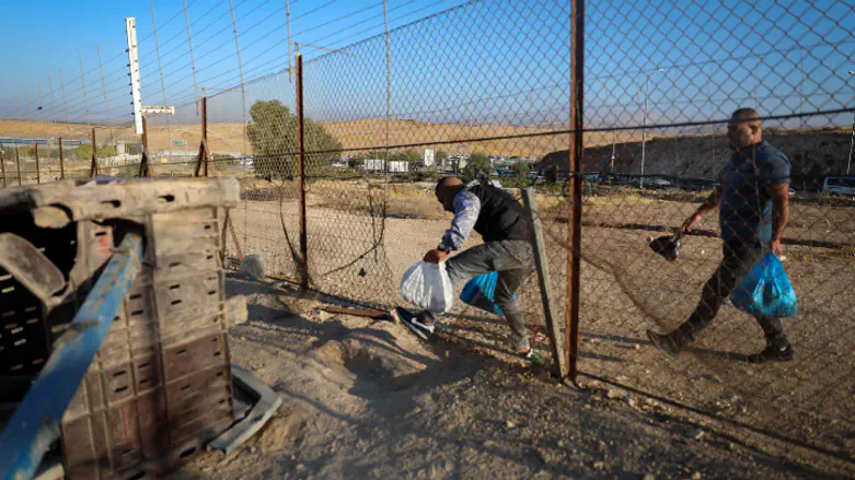 At Jerusalem security fence: 6,000 infiltrations weekly by PA Arabs