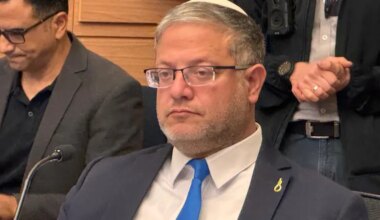 Otzma Yehudit MKs arrive at Knesset wearing 'gallows' pins