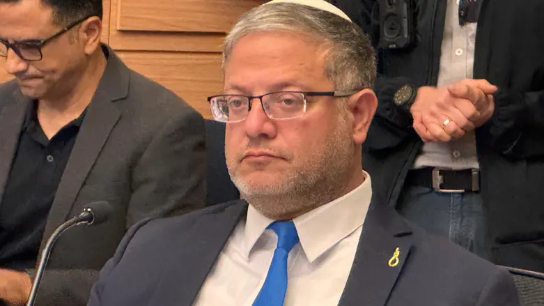 Otzma Yehudit MKs arrive at Knesset wearing 'gallows' pins