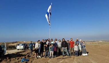 Civilian activists raise Israeli flag in Gaza