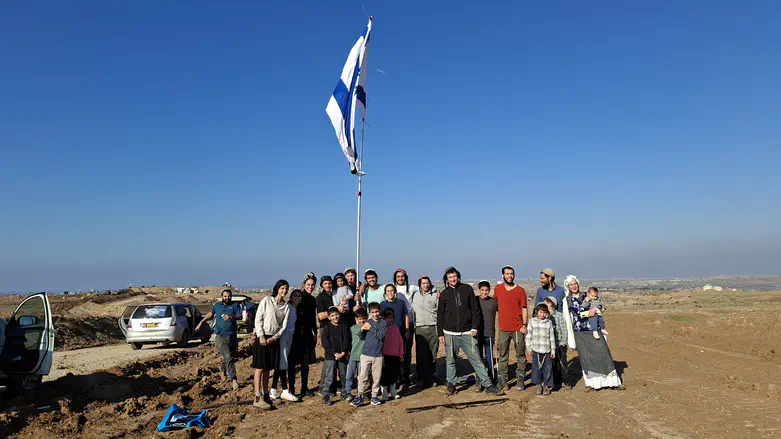 Civilian activists raise Israeli flag in Gaza