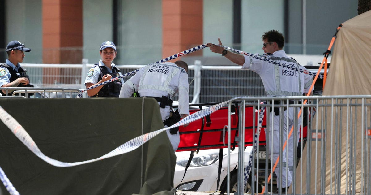 Report: Man Who Helped Fight Bondi Terrorists Identified as Israeli Expat Now in a Coma - Haaretz