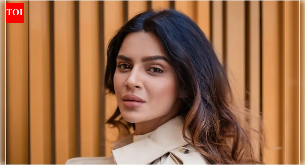 Aashka Goradia announces second pregnancy at 40: A peek into her inspiring fitness routine |