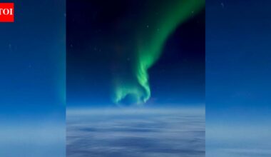 Dancing skies over the North Pole: Northern lights captured from 35,000 feet