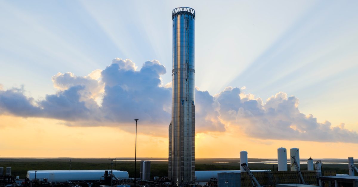 SpaceX's Starship mishap could give Blue Origin the edge in stealing Artemis 3's landing contract