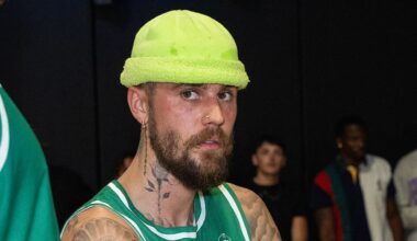 Justin Bieber threatens Apple over iPhone dictation interrupting music