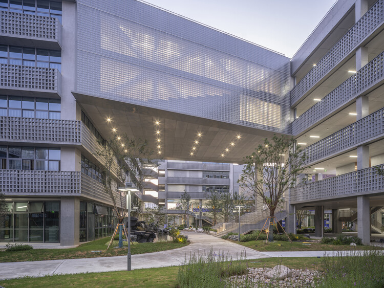 Library of the High School Affiliated to Nanjing Normal University, Xiaozhuang Campus / Atelier FCJZ - Image 2 of 39