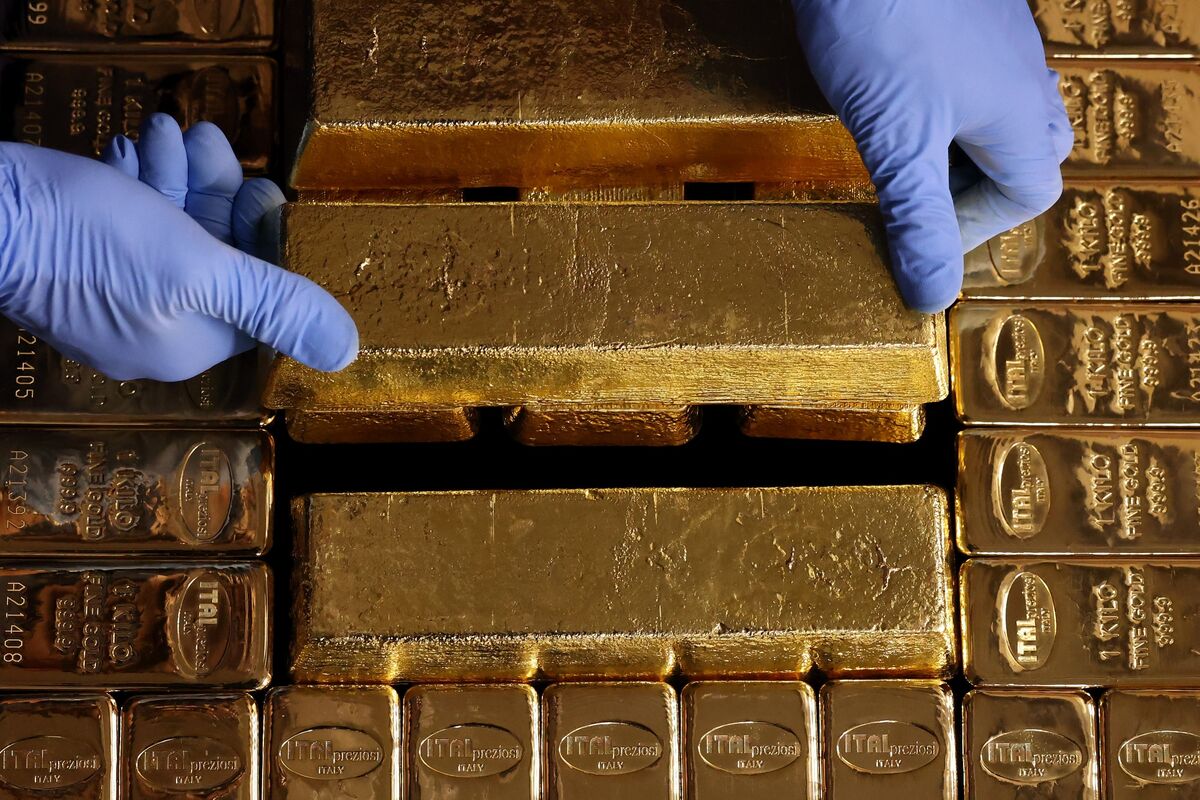 Gold Steady Near Record High as Traders Watch US Data, Venezuela