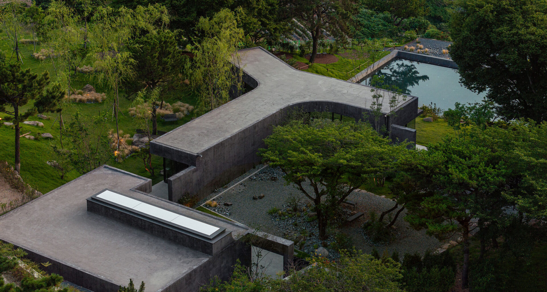 Charcoal Haus / moc architects