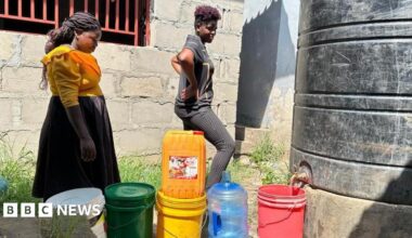 Dar es Salaam queue to fetch water from a tank