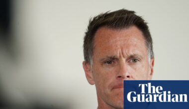 Minns government ‘actively’ considering if Jewish security group should be armed after Bondi attack | Chris Minns