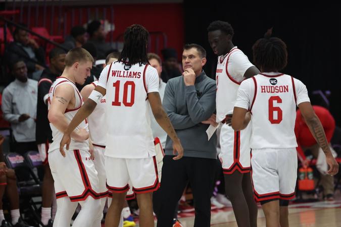 Runnin' Bulldogs Can't Hold Halftime Lead in Loss to Charleston Southern