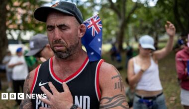 Watch as minute's silence held for Bondi Beach attack victims