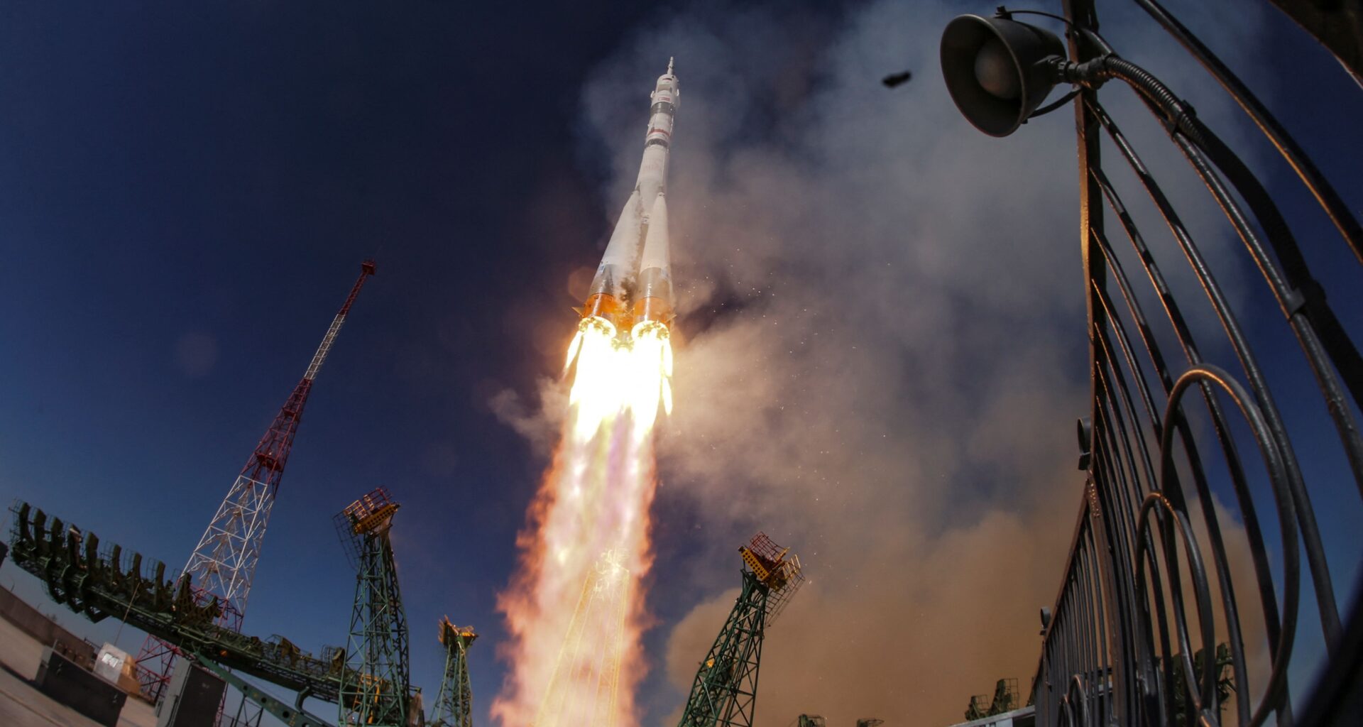 Spacecraft brings Russians, American back to earth, Russia's space agency says