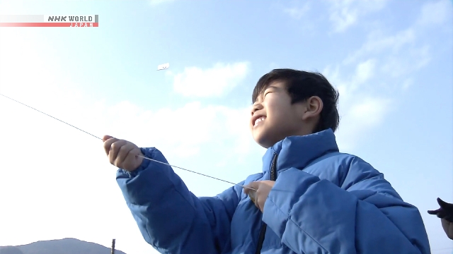 Children in western Japan fly hand-made kites in annual competition