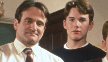 Ethan Hawke remembers sensing Robin Williams' private struggles on “Dead Poets Society ”set“: ”'It was taxing'