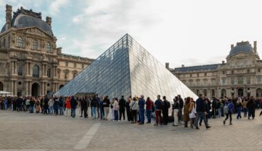 Hundreds of works in the Louvre damaged by flooding