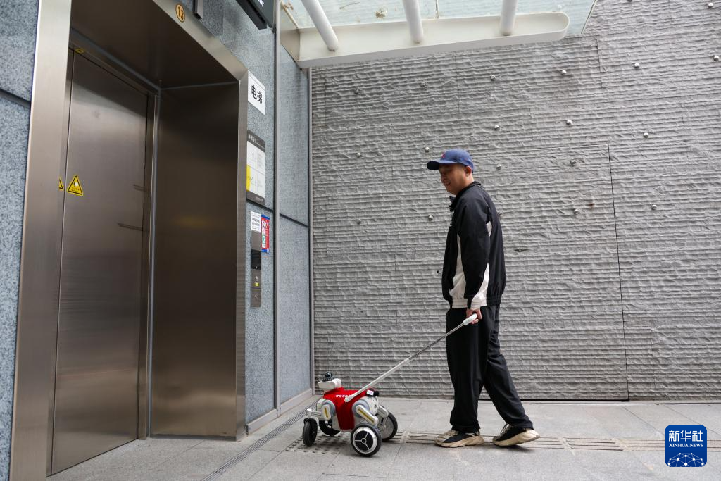 A visually impaired passenger tests a robotic smart guide dog at the Huangmugang Transportation Hub of the Shenzhen Metro, on December 13, 2025. Photo: Xinhua