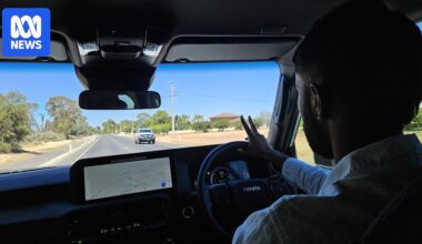 Australia's driver courtesy wave dying out, say truckies, but experiment proves wave still alive on back roads