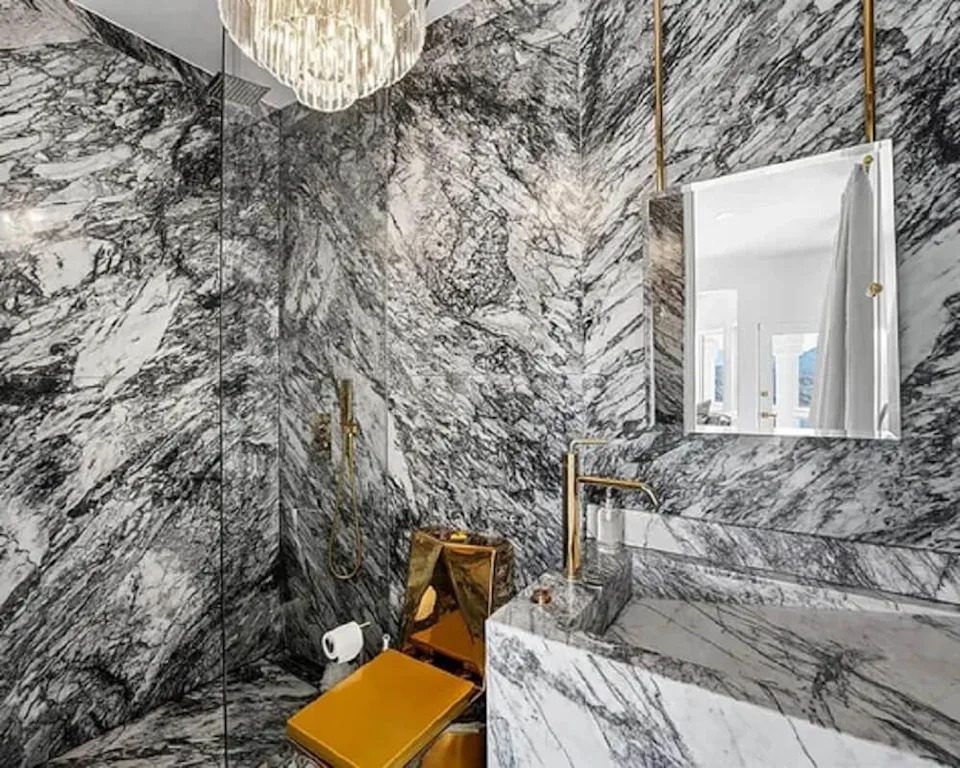 A home previously owned by TV star John Stamos caught the Internet's ire recently, after photos of his garish home went viral.