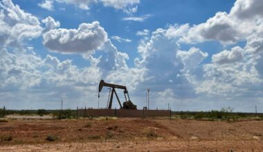 Oil slips below $60 on Ukraine hopes, stocks retreat ahead US data