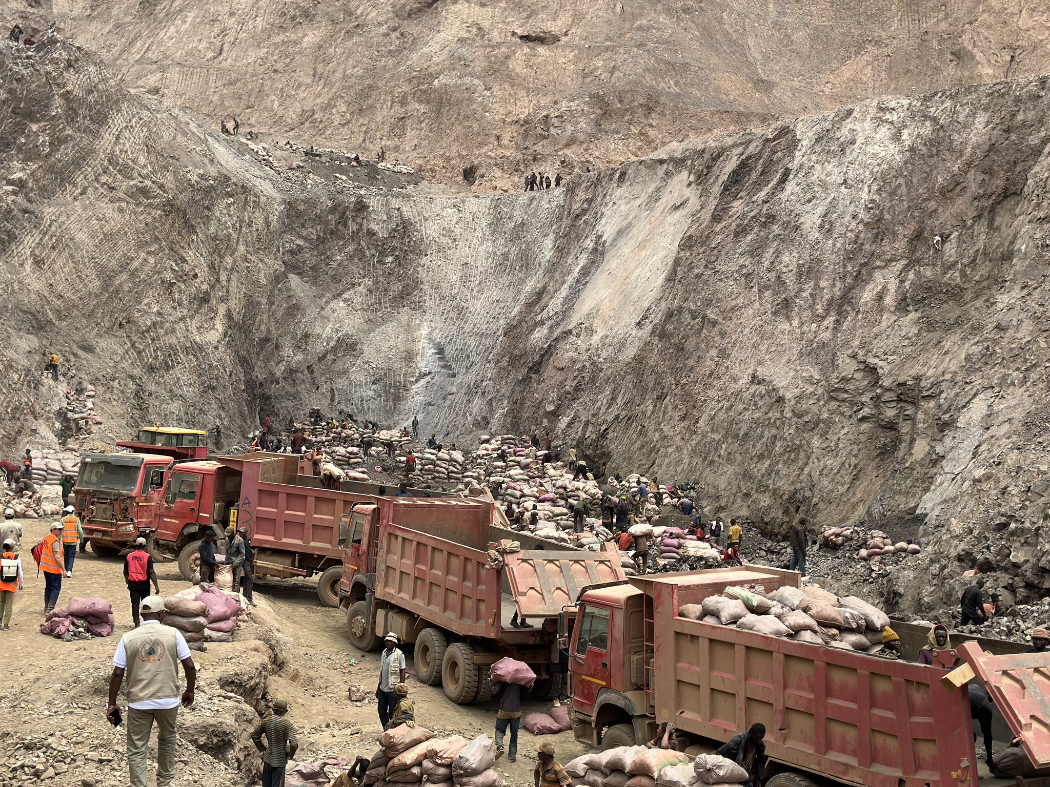 Des camions dans le site minier de Shabara chargés de sacs de minerais. Image de Electronics Watch via Flickr (CC BY-NC 2.0).