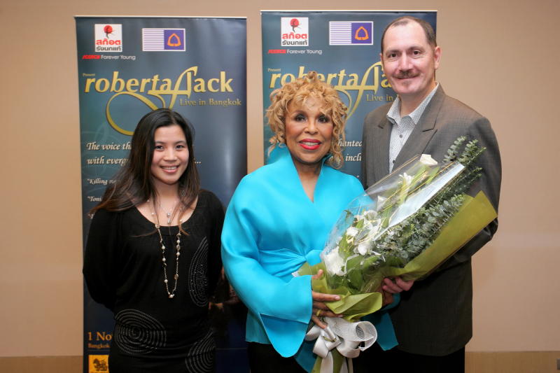 Roberta Flack, centre, performs in Bangkok, Thailand, on Nov 1, 2009, at the Bangkok Convention Centre, CentralWorld. (File photo)  
