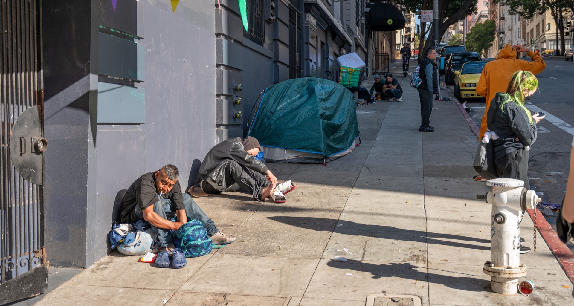 Homeless people sit on the streets in California, the United States. Photo: VCG
