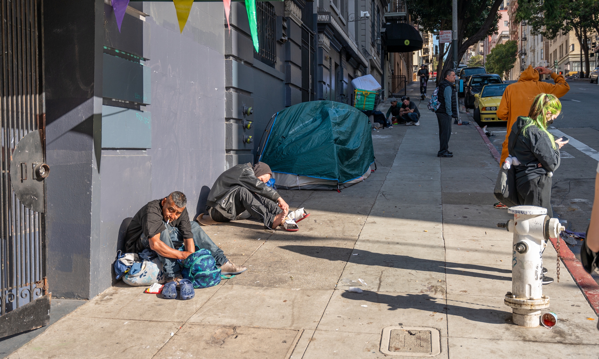 Homeless people sit on the streets in California, the United States. Photo: VCG