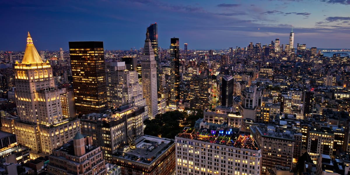 Wealth Advisor Specializing in Financial Freedom on How the Rich Invest