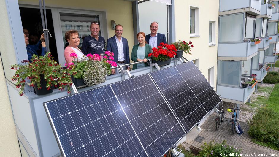 Cheaper, cleaner energy drives Germany's balcony-solar boom – DW – 12/18/2025