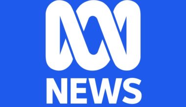 VIDEO: Lifesaver discusses 'healing' moment as hundreds gathered for silent vigil at Bondi Beach - Australian Broadcasting Corporation