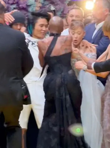 @bellephai13/TikTok Johnson Wan rushes Ariana Grande at 'Wicked' premiere