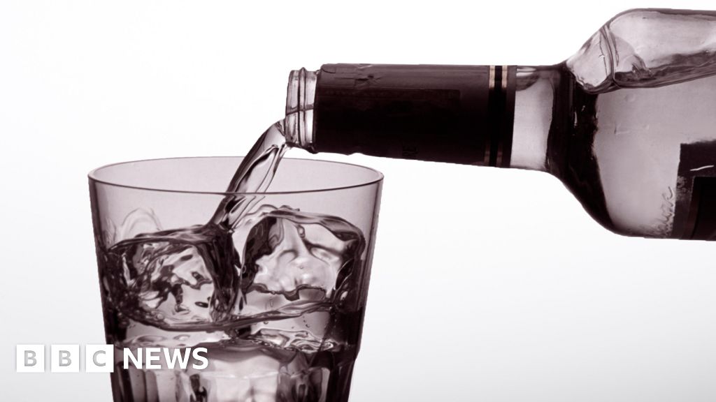 Surgeon who drank bottle of vodka before shift suspended