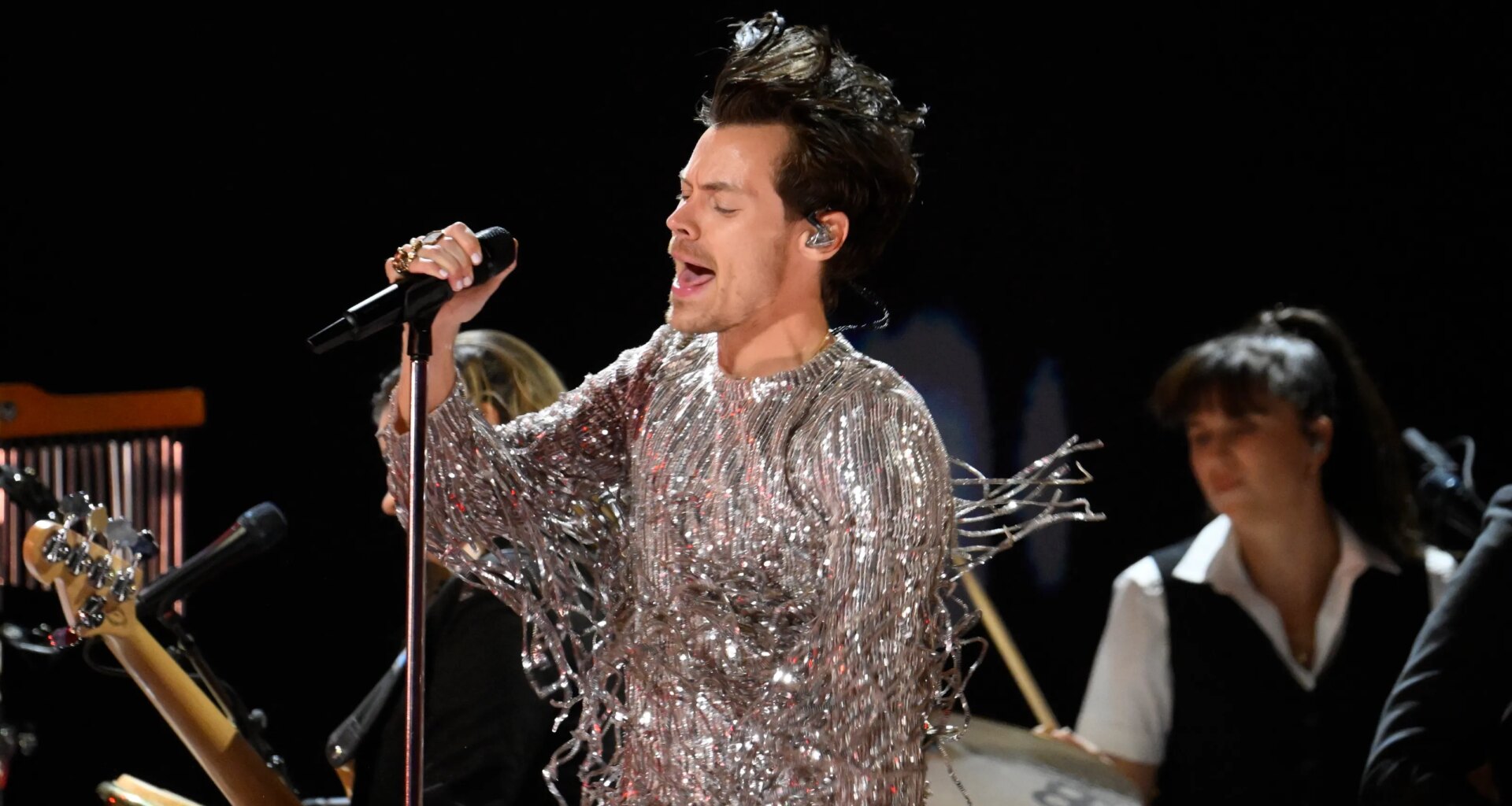 Harry Styles returns with 3-word message for fans