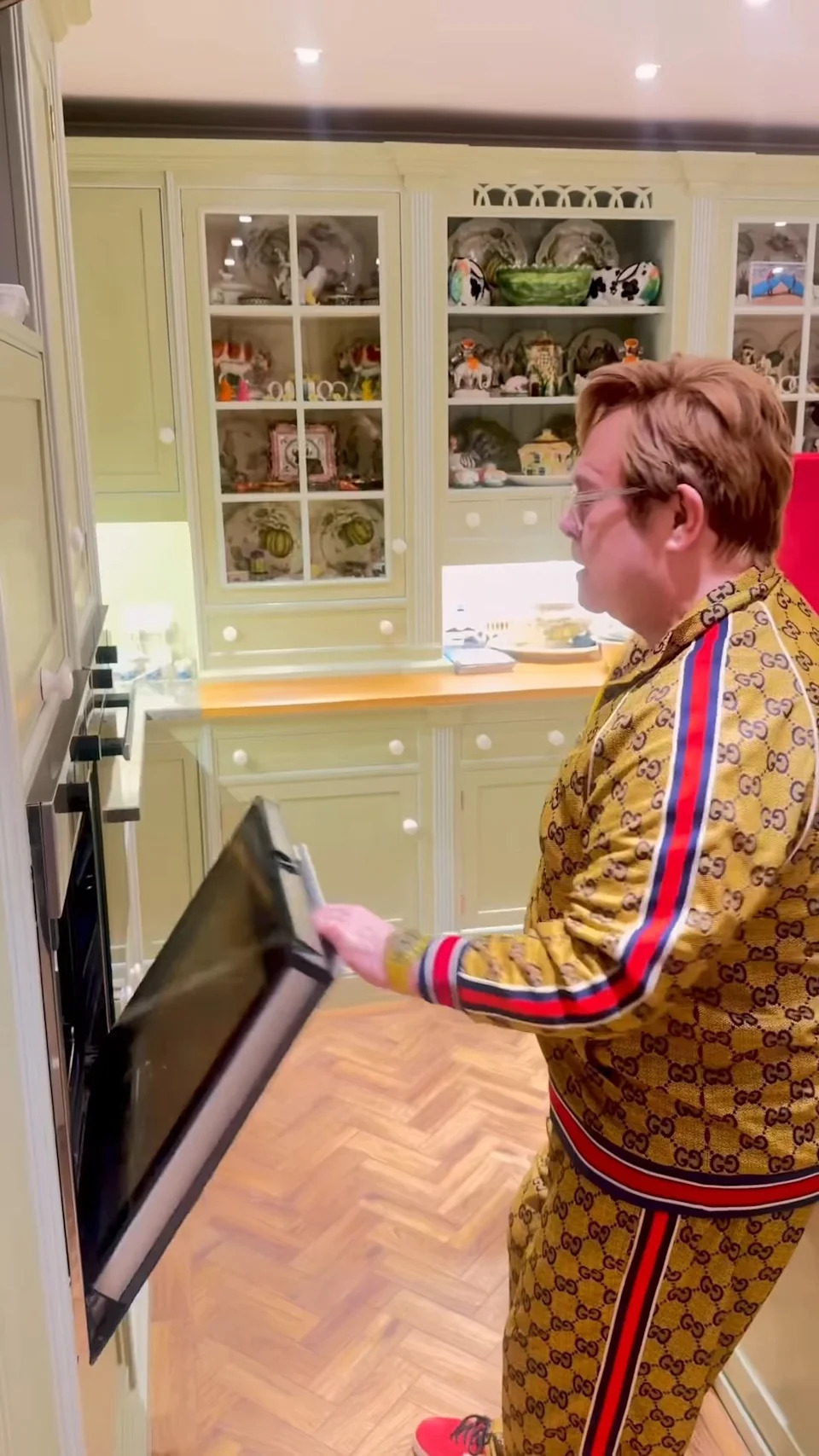 Viewers were quick to point out that John's oven was less than sparkly. <span class="image-credit">(eltonjohn/Instagram)</span>