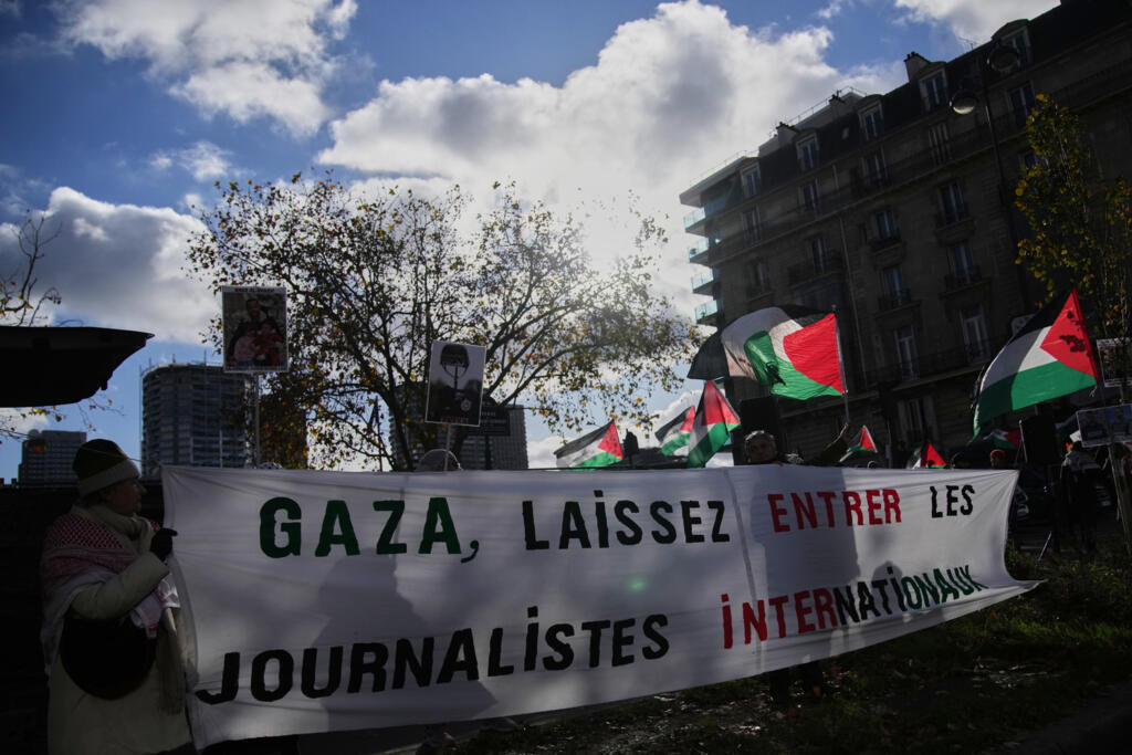 Protesters hold a banner reading 'Gaza, let the internationals journalists enter' in Paris, 20 November 2025.