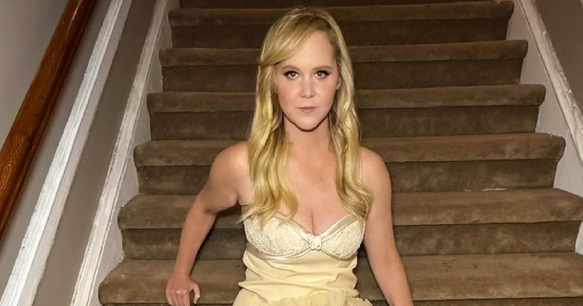 Amy Schumer Ditches Wedding Ring in Photo Flaunting Weight Loss