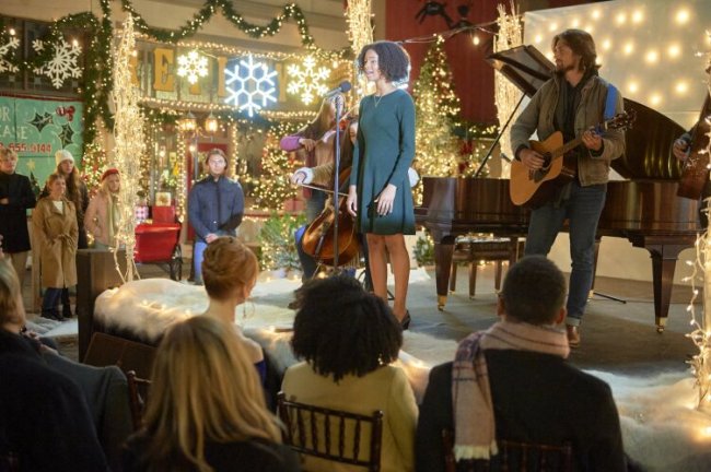 Why Great Horror Directors Make Great Christmas Rom-Com Directors