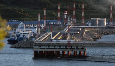 Oil prices retreat slightly; investors wary of Russia–Ukraine tensions