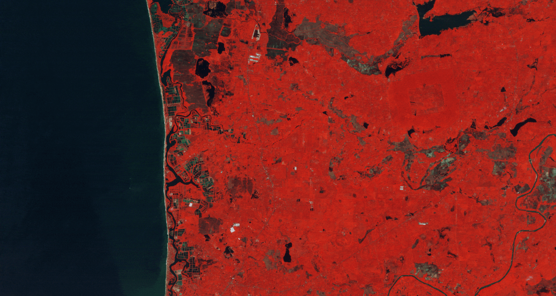 Puttalam district in North Western Sri Lanka is currently facing severe flooding, landslides and rockfalls, caused by heavy monsoon rains across the region. Copernicus Sentinel-2 captured an image over the region yesterday, 30 November 2025, as well an image one month ago, showing the extent of flooding.