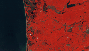 Puttalam district in North Western Sri Lanka is currently facing severe flooding, landslides and rockfalls, caused by heavy monsoon rains across the region. Copernicus Sentinel-2 captured an image over the region yesterday, 30 November 2025, as well an image one month ago, showing the extent of flooding.