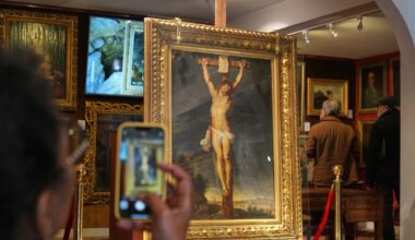 Rubens’ painting of crucifixion fetches £2m at auction in Versailles after it was lost for four centuries