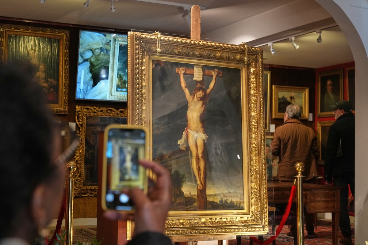Rubens’ painting of crucifixion fetches £2m at auction in Versailles after it was lost for four centuries